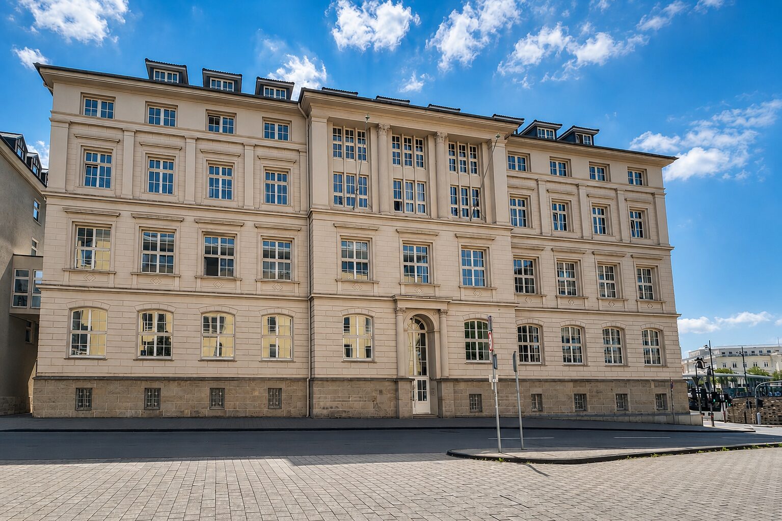 DÜRERHAUS – 364 m² BÜRO – TOP ARBEITGEBERSTANDORT – DIREKT AM HBF – STELLPLÄTZE – GLASFASER – WALLBOXEN