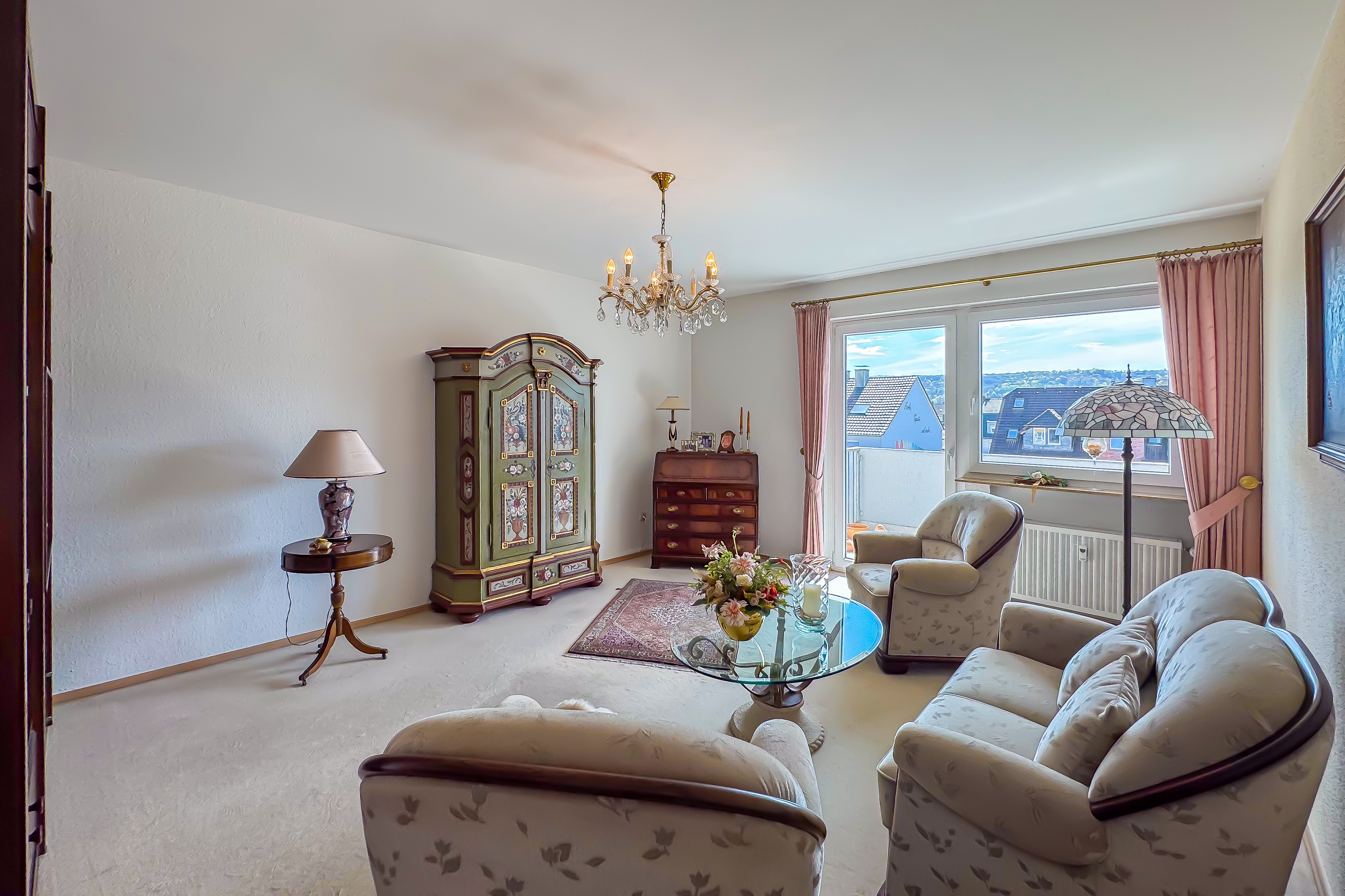 Wohnzimmer mit Zugang zum Südbalkon