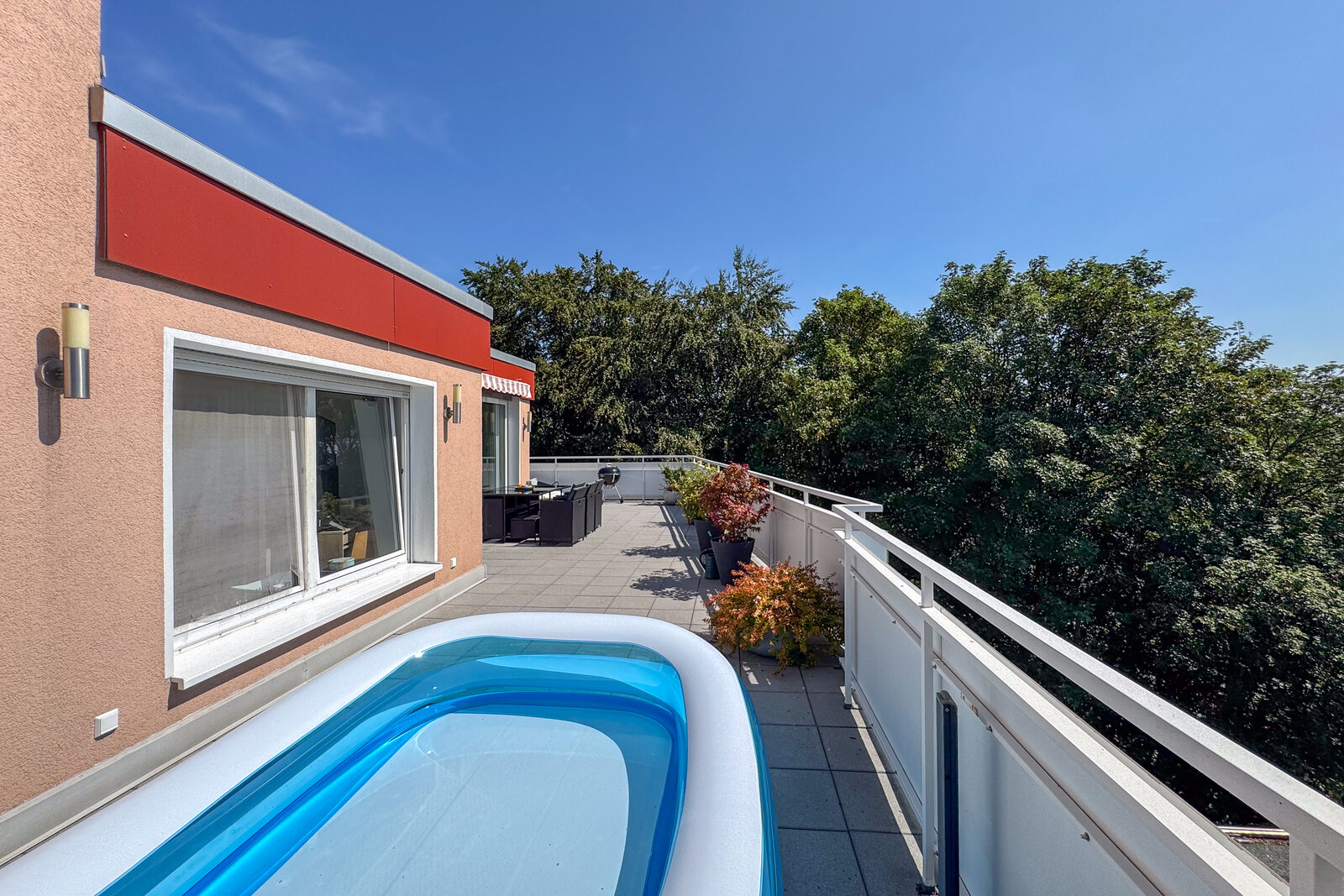 PENTHOUSE MIT EINZIGARTIGER 70 m² DACHTERRASSE – GARAGE – 2 STELLPLÄTZE – EINBAUKÜCHE